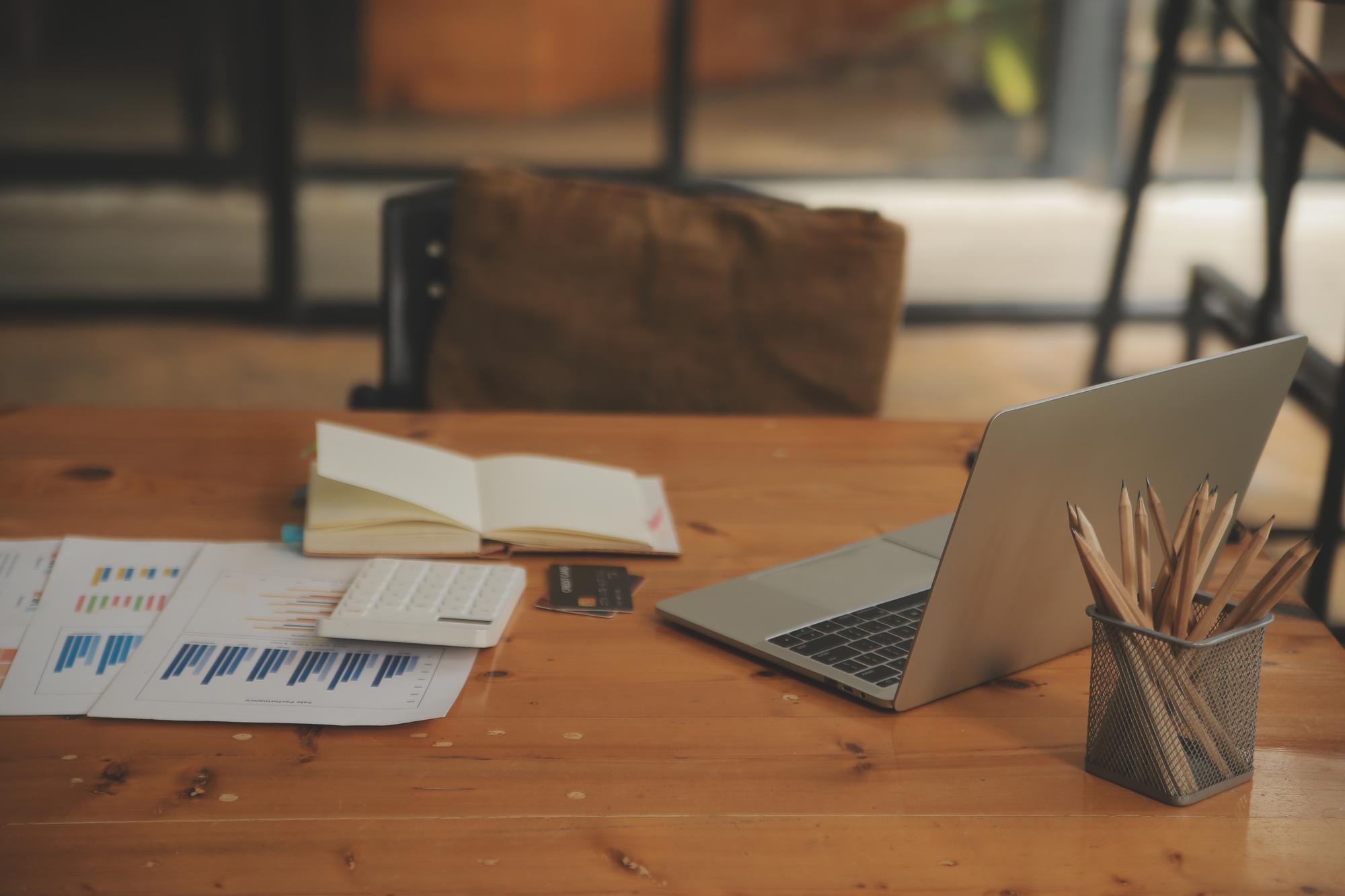 Arbeitsplatz mit Finanzunterlagen und Laptop